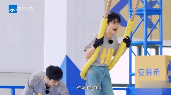 浩源配资 奔跑吧全员黑化，周深化身卓别林反差形象笑喷观众